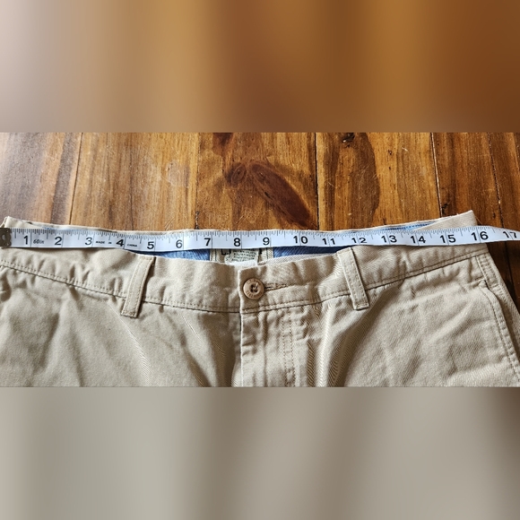 L.L. Bean Shorts Mens Size 33 Beige Standard Fit Chino Flat Front Hiking - Picture 13 of 13